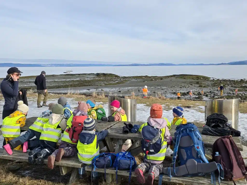 Shore trip, yellow and orange groups